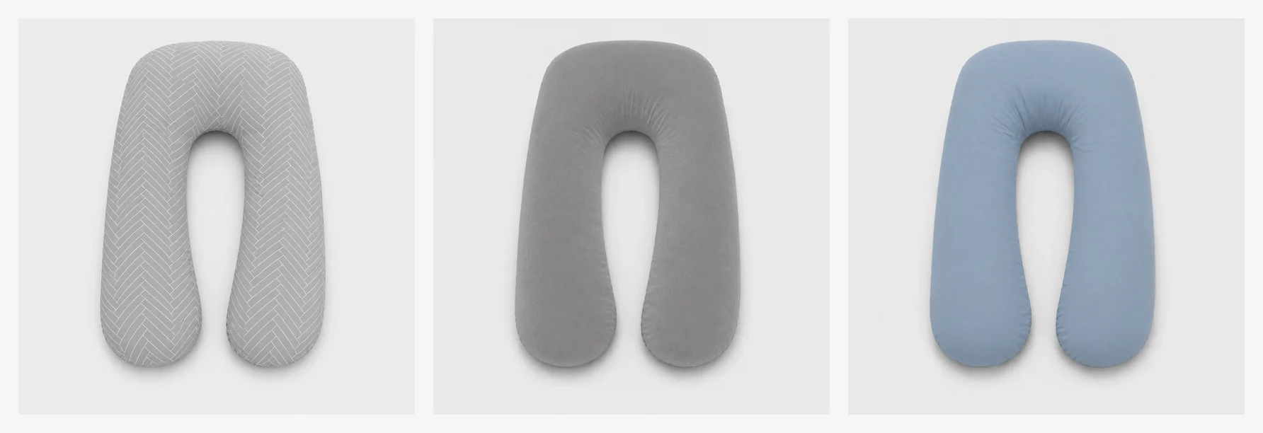 Les trois coloris du coussin de grossesse côte à côte sur fond clair : Gris chevrons, Gris uni et Bleu