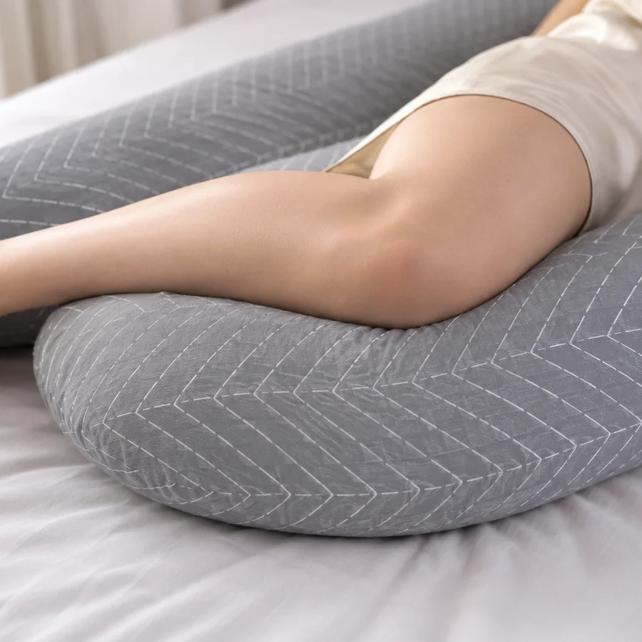 Detail d'un genou replie reposant sur la branche du coussin, la cuisse a l'horizontale