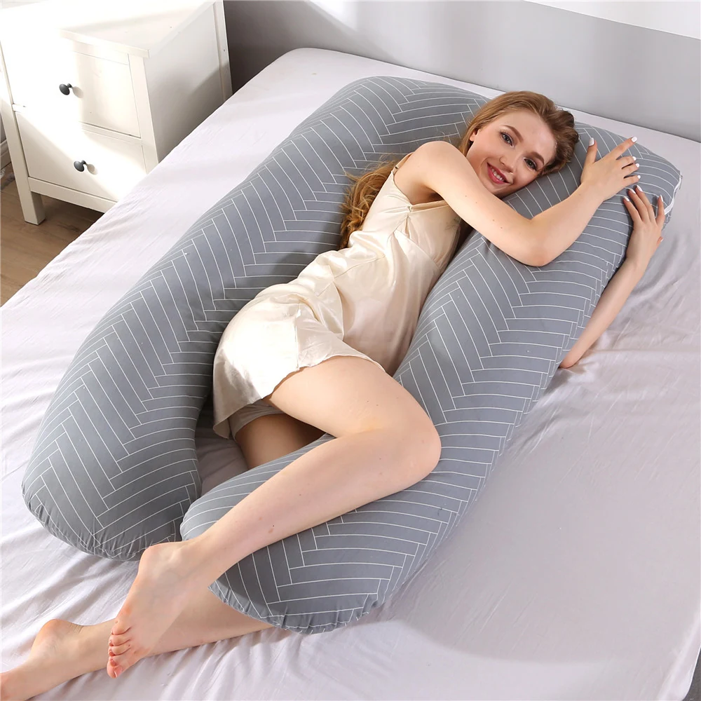 Coussin de grossesse en U Berceline coloris Perle chevrons, déplié sur un lit